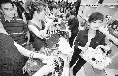 国际奢侈品牌“路易威登”(LV)在南京的首家专卖店开业仅仅5分钟,收银台前就出现排队购买的场面。宋峤摄(人民图片) 国际奢侈品牌“路易威登”(LV)在南京的首家专卖店开业仅仅5分钟,收银台前就出现排队购买的场面。宋峤摄(人民图片)